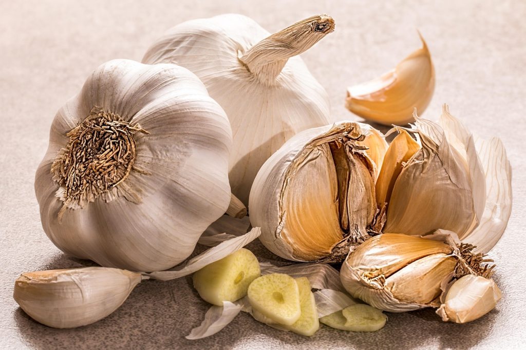 Whole garlic bulbs and cloves